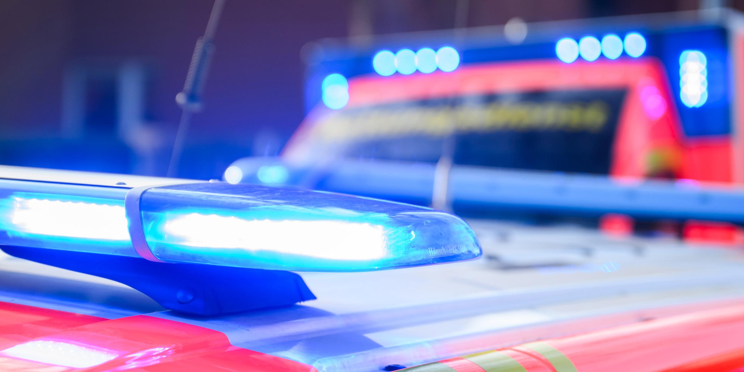 Bei einem schweren Autounfall im nordrhein-westfälischen Kürten sind am frühen Morgen vier junge Mitfahrer ums Leben gekommen. (Symbolbild)