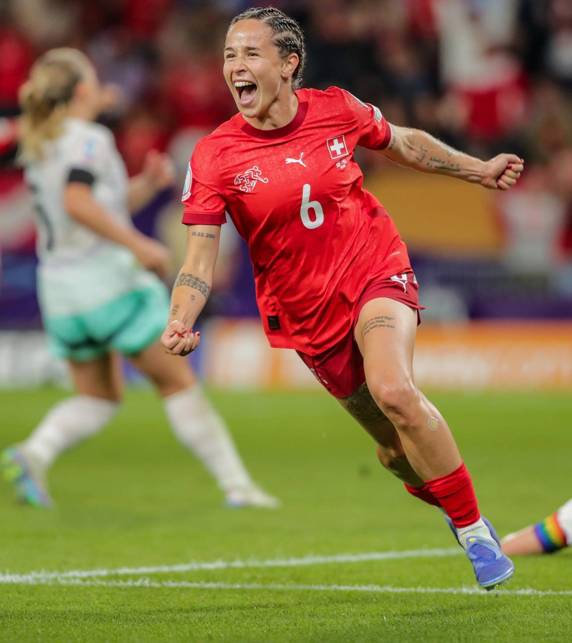 Geraldine Reuteler (Schweiz) bejubelt ihr Tor im EM-Gruppenspiel gegen Island.