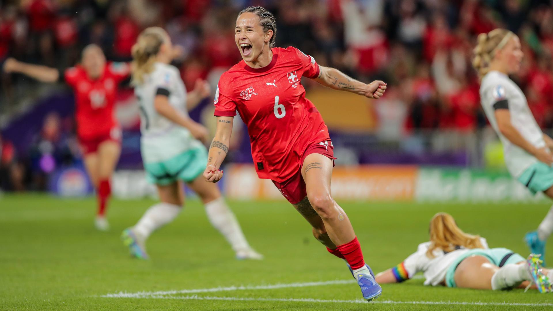 Geraldine Reuteler (Schweiz) bejubelt ihr Tor im EM-Gruppenspiel gegen Island.