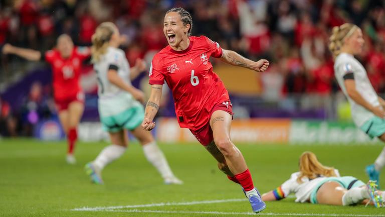 Geraldine Reuteler (Schweiz) bejubelt ihr Tor im EM-Gruppenspiel gegen Island.