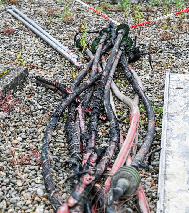 Nach dem großflächigen Stromausfall in Reutlingen liegen mehrere verkokelte Kabel auf dem Boden.