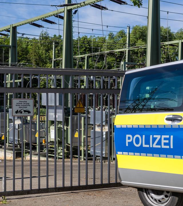 Ein Fahrzeug der Polizei steht am Umspannwerk
