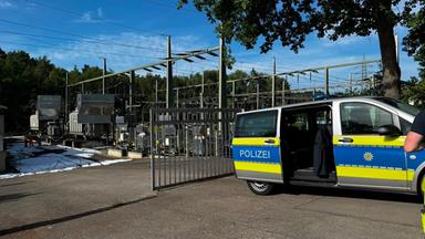 Fahrzeug der Polizei vor dem Umspannwerk in Reutlingen bei Tag und blauem Himmel