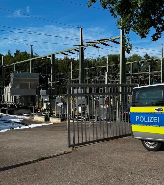 Fahrzeug der Polizei vor dem Umspannwerk in Reutlingen bei Tag und blauem Himmel
