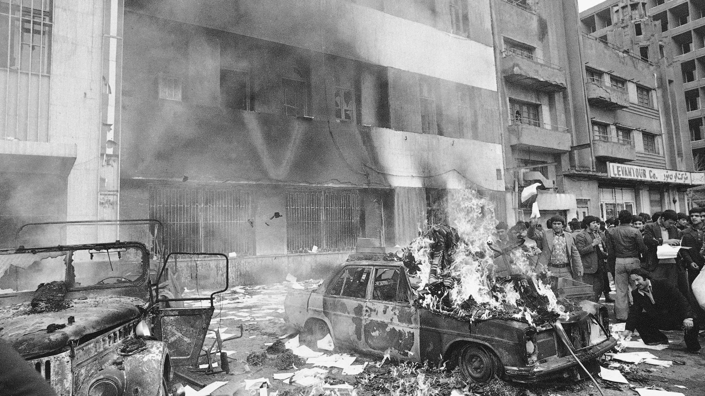 Februar 1979: Öffentliche Ordnung im Iran bricht zusammen / Verhaftungen und Hinrichtungen ehemaliger Politiker folgen