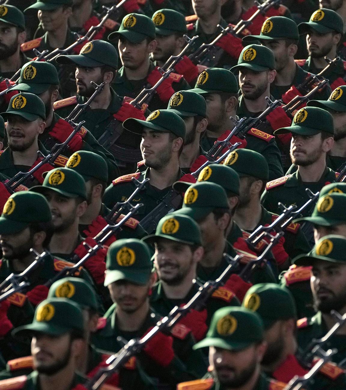 Kadetten der iranischen Revolutionsgarden marschieren während einer jährlichen Militärparade. (Archiv)