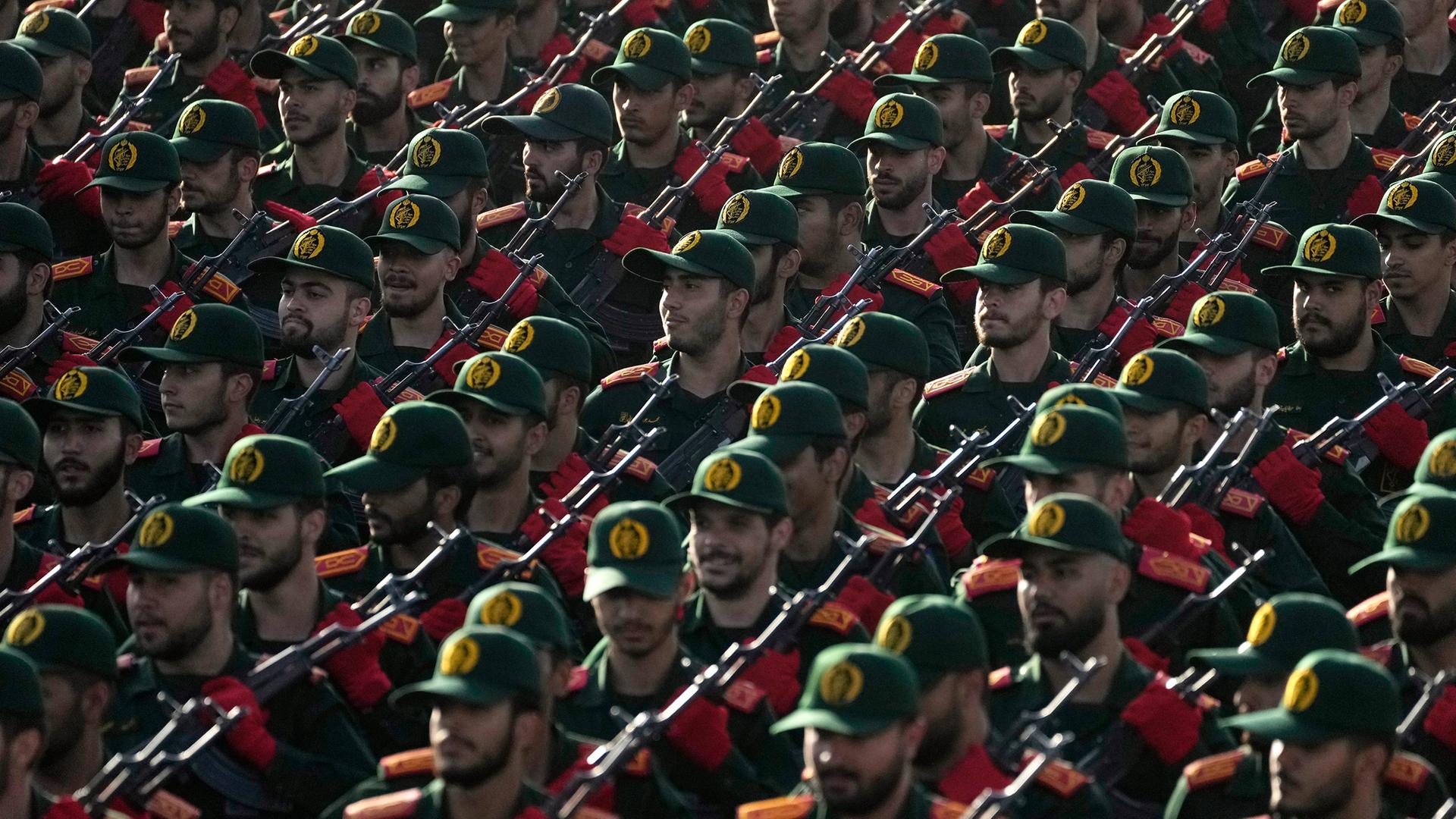 Kadetten der iranischen Revolutionsgarden marschieren während einer jährlichen Militärparade. (Archiv)