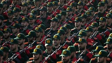 Kadetten der iranischen Revolutionsgarden marschieren während einer Militärparade. (Archiv)