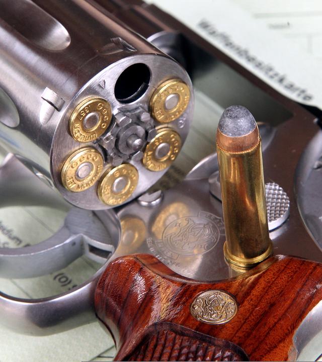 Ein Revolver mit Patronen