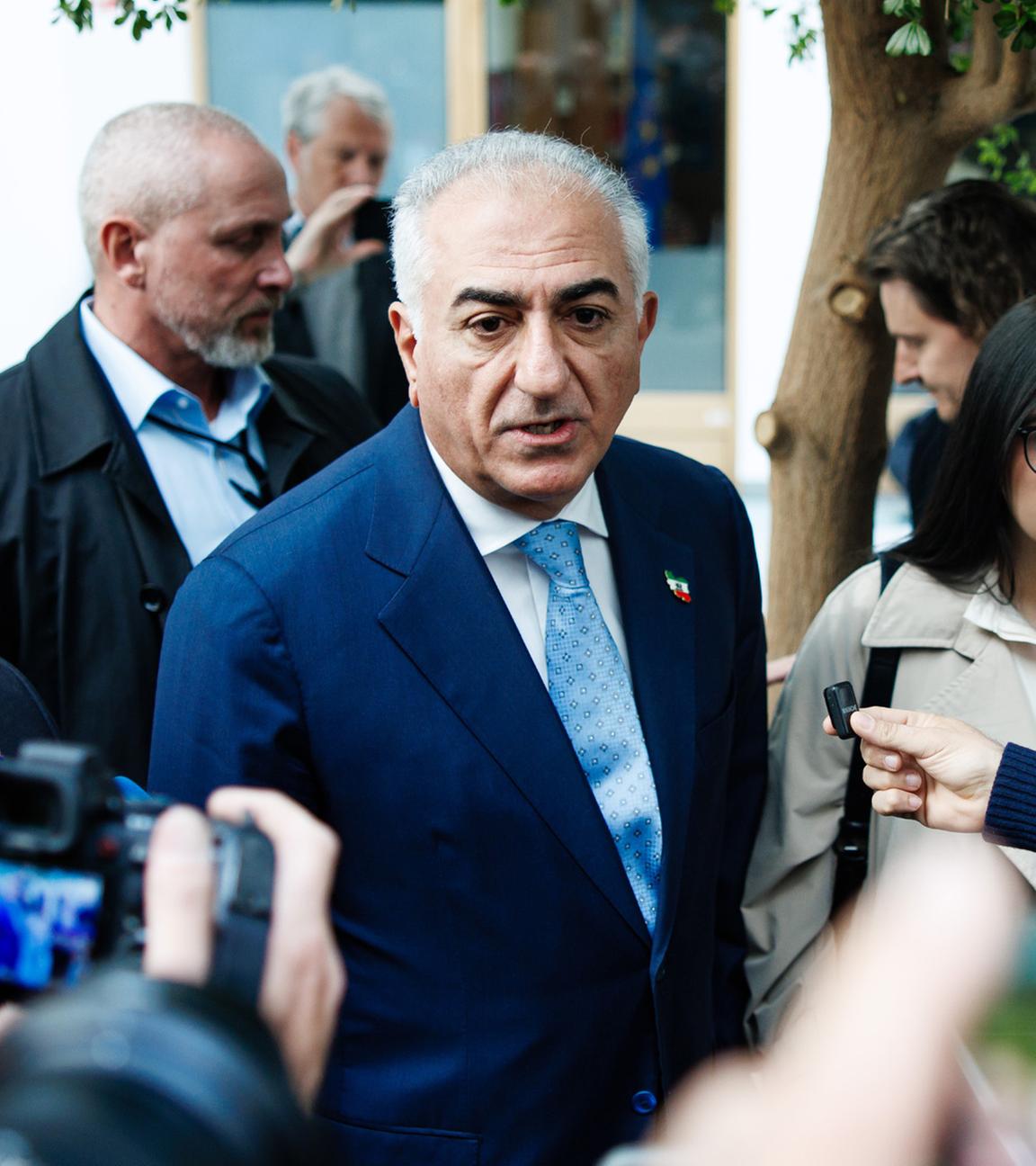 Reza Pahlavi (M.), im Exil lebender Sohn des letzten Schahs des Iran, spricht nach einer Pressekonferenz in der Bundespressekonferenz mit den Medien in Berlin, Deutschland, am 23. April 2026.
