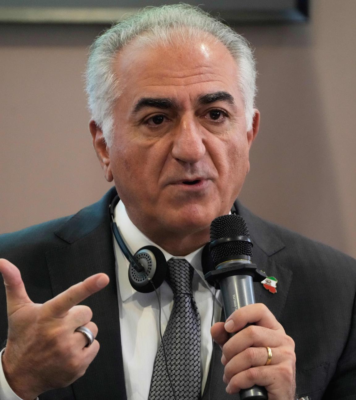 ARCHIV - 16.04.2026, Italien, Rom: Reza Pahlavi, Sohn des 1979 gestürzten Schahs von Persien, spricht bei einem Treffen mit Journalisten im Zentrum für Amerikastudien.