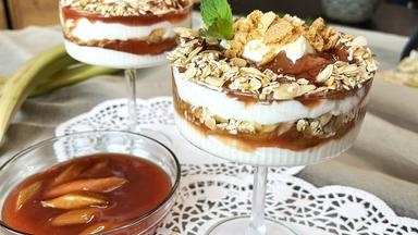 Rhabarber mit Mascarpone und Amaretti-Crunch
