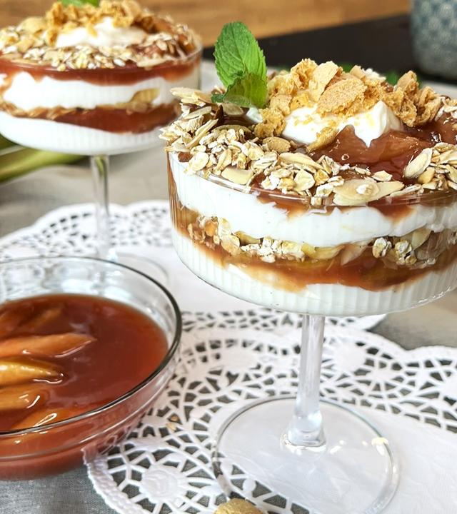 Rhabarber mit Mascarpone und Amaretti-Crunch
