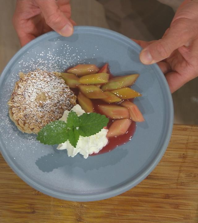 Ein Teller mit einer Süßspeise mit Rhabarber.