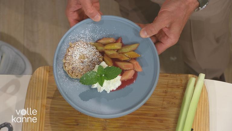 Ein Teller mit einer Süßspeise mit Rhabarber.