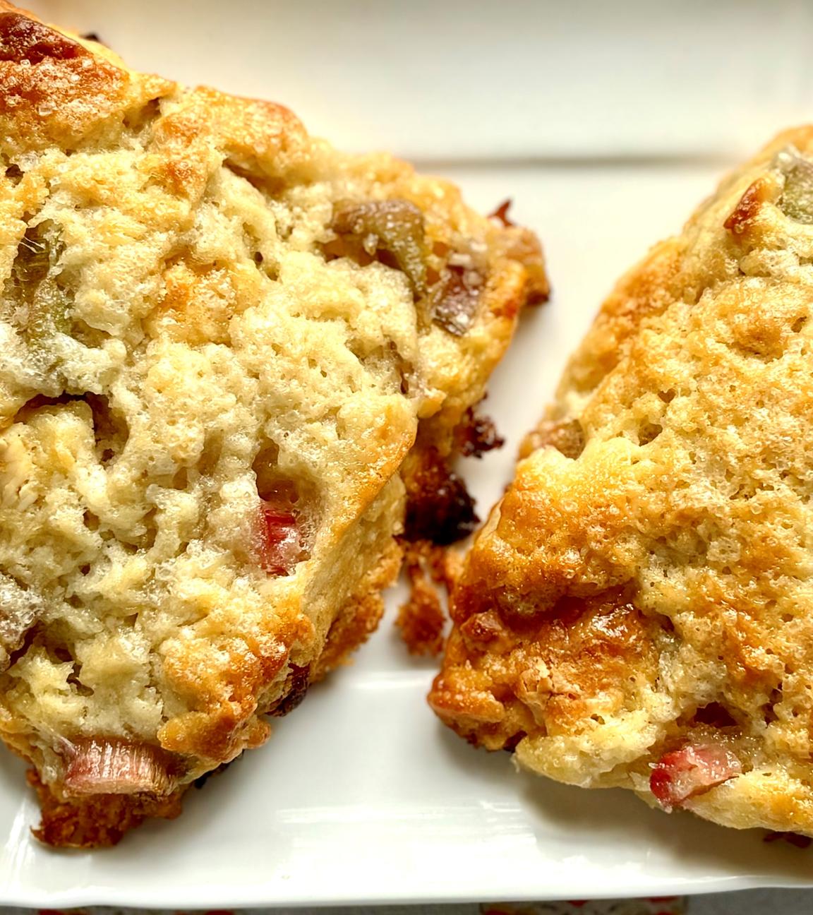 Rhabarber Scones mit Ingwer und weißer Schokolade