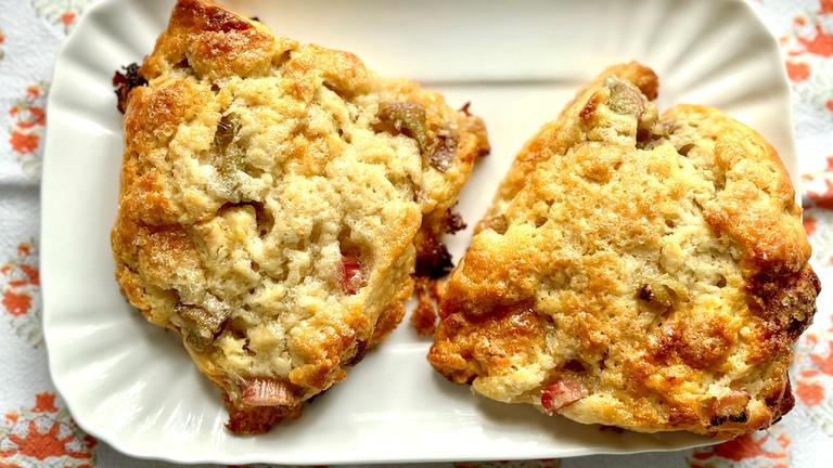Rhabarber Scones mit Ingwer und weißer Schokolade