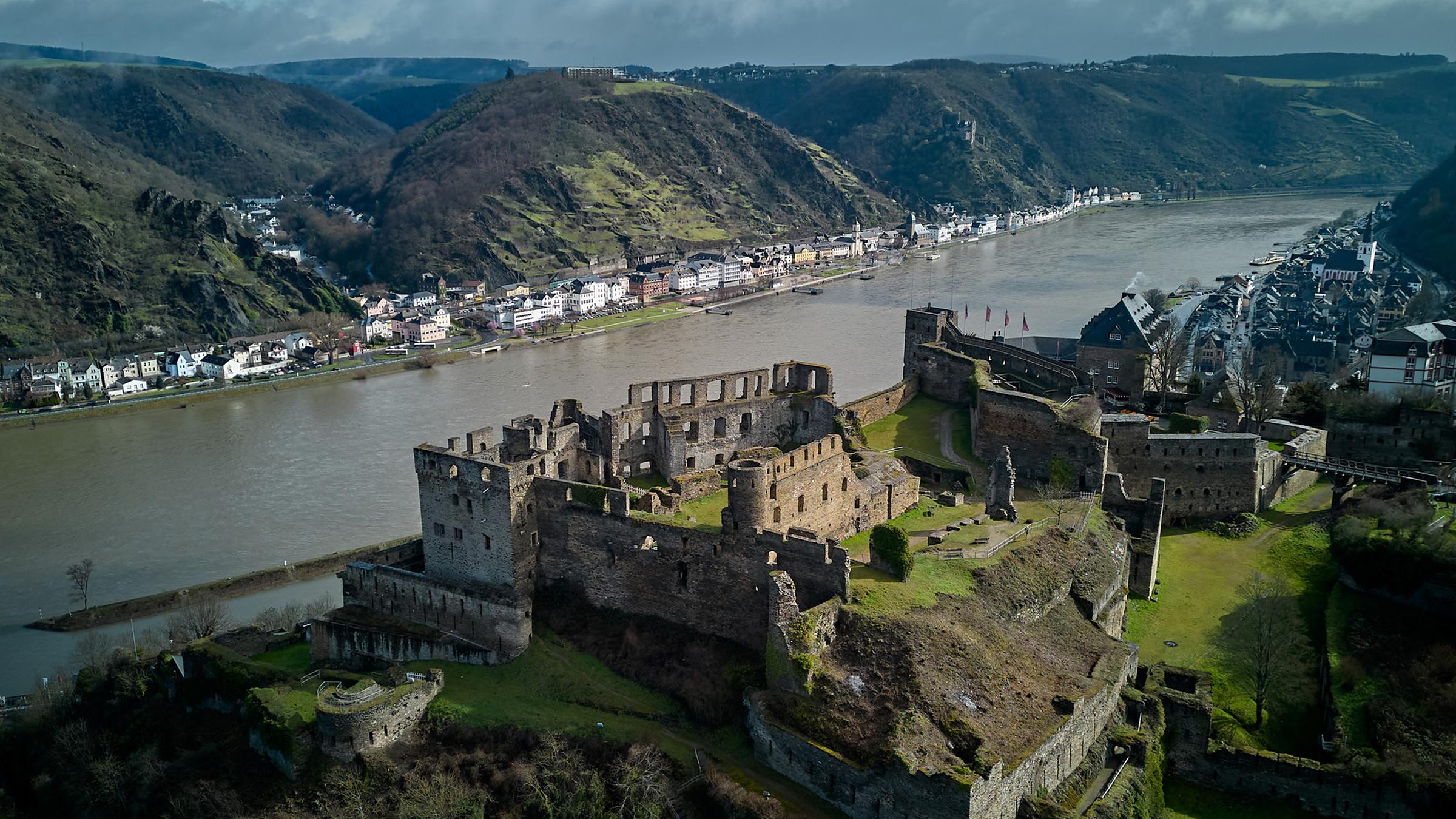Die Burg Rheinfels liegt hoch über dem Rhein bei St. Goar.