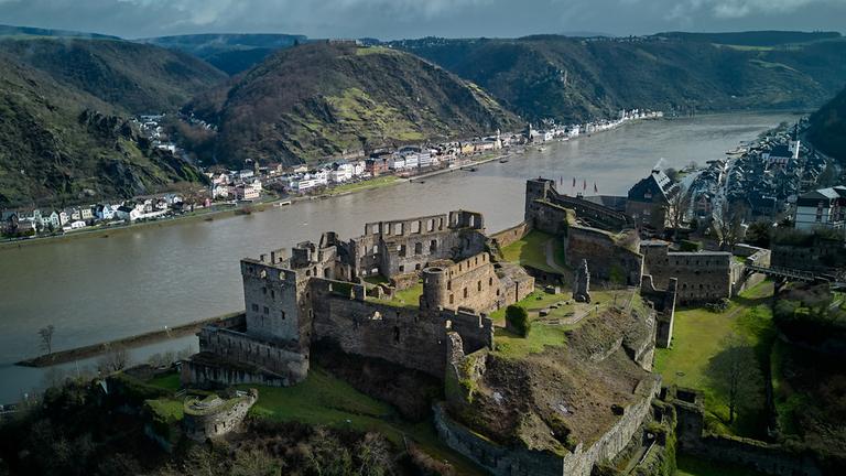 Die Burg Rheinfels liegt hoch über dem Rhein bei St. Goar.