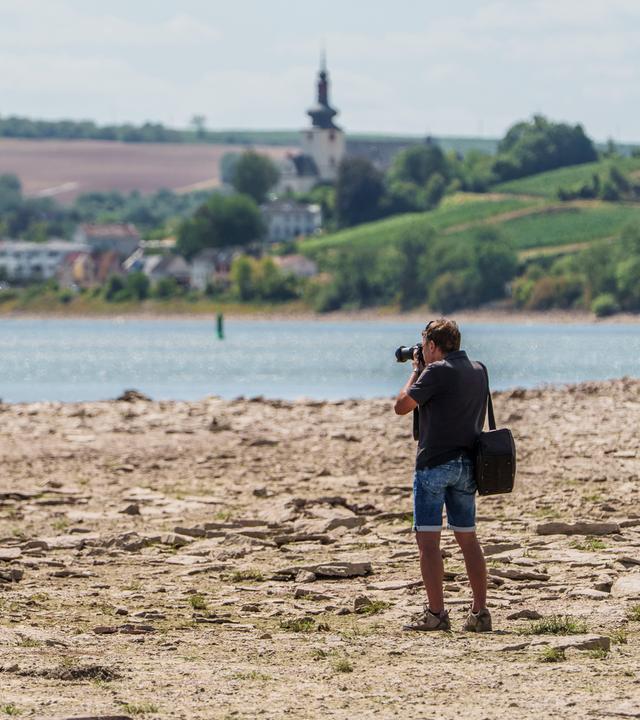 Das Niedrigwasser im Rhein wird für Binnenschiffer zu einem ernsthaften Problem.