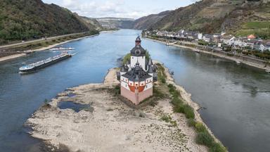  Ein Binnenschiff fährt an der Burg Pfalzgrafenstein vorbei über den Rhein bei Kaub. 