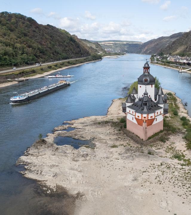  Ein Binnenschiff fährt an der Burg Pfalzgrafenstein vorbei über den Rhein bei Kaub. 