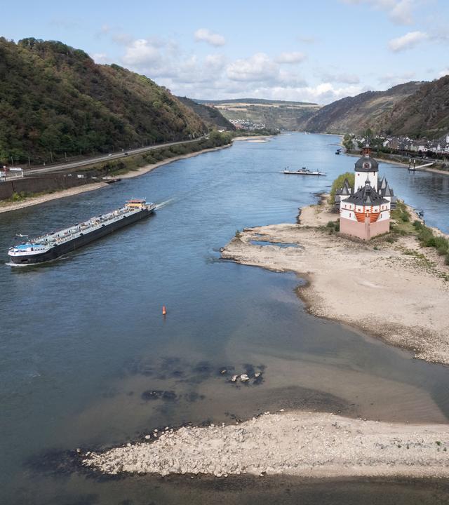 Rheinland-Pfalz, Kaub: Ein Binnenschiff fährt auf dem Rhein bei Kaub an der Burg Pfalzgrafenstein, Archivbild