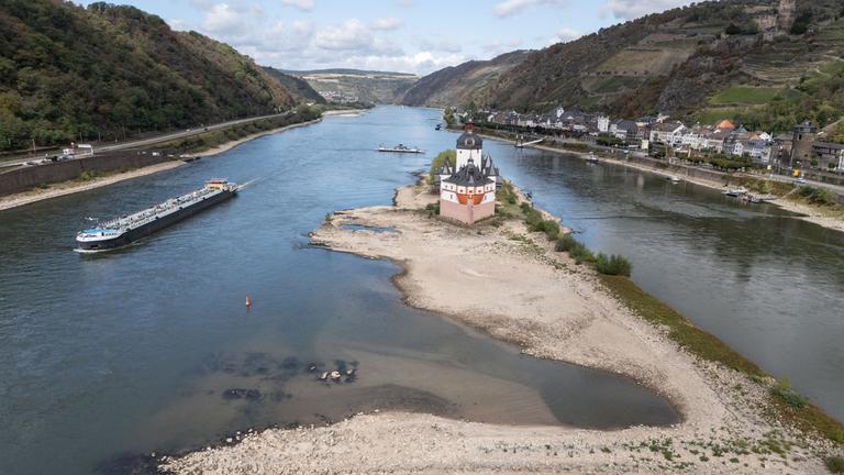 Rheinland-Pfalz, Kaub: Ein Binnenschiff fährt auf dem Rhein bei Kaub an der Burg Pfalzgrafenstein, Archivbild