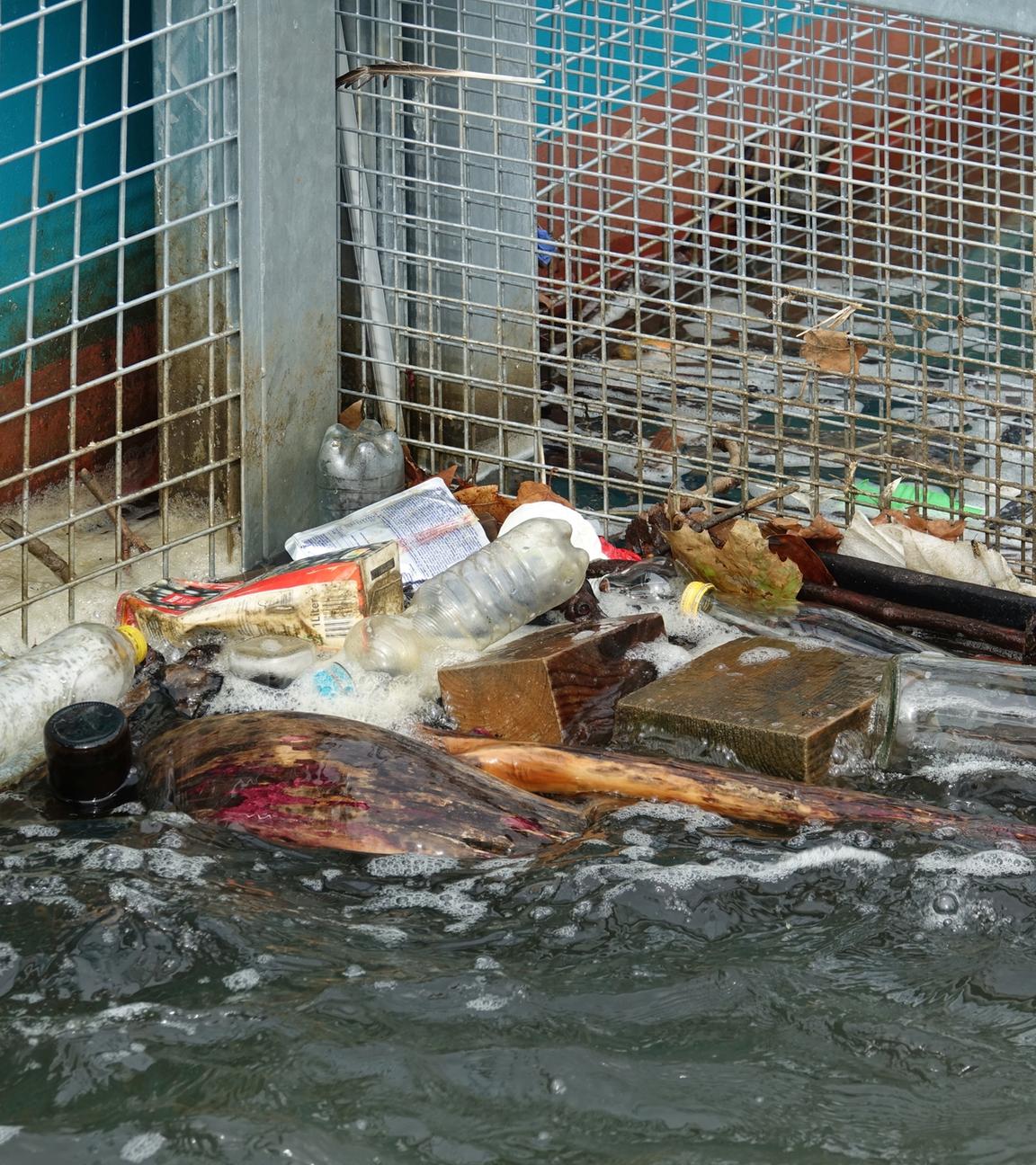 Müll hat sich in den beiden Körben der Müllfalle «RheinKrake» verfangen