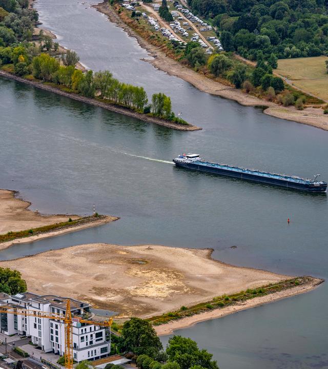 Niedrigwasser im Rhein: Blick auf das Rheinufer bei Bad Honnef vom Drachenfels aus - große Sandbänke, kaum Schiffsverkehr