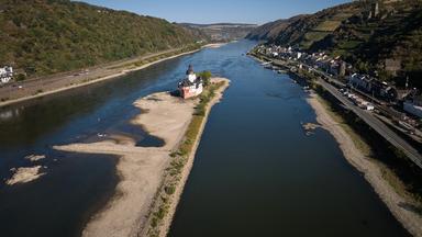 Das Niedrigwasser legt weite Teile der Sandbank frei, die die Zollburg Pfalzgrafenstein umgibt
