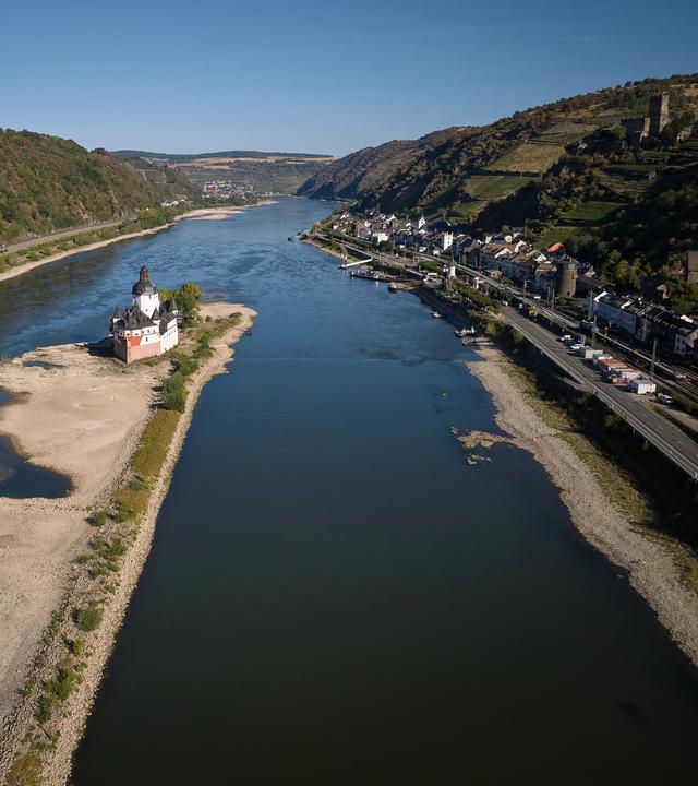 Das Niedrigwasser legt weite Teile der Sandbank frei, die die Zollburg Pfalzgrafenstein umgibt