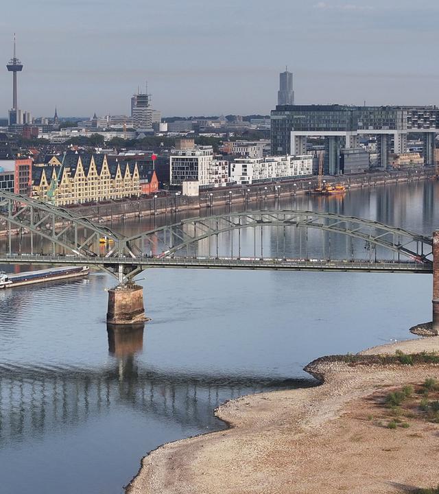: Ein Schiff fährt bei Niedrigwasser auf dem Rhein bei Köln (Luftaufnahme mit einer Drohne).