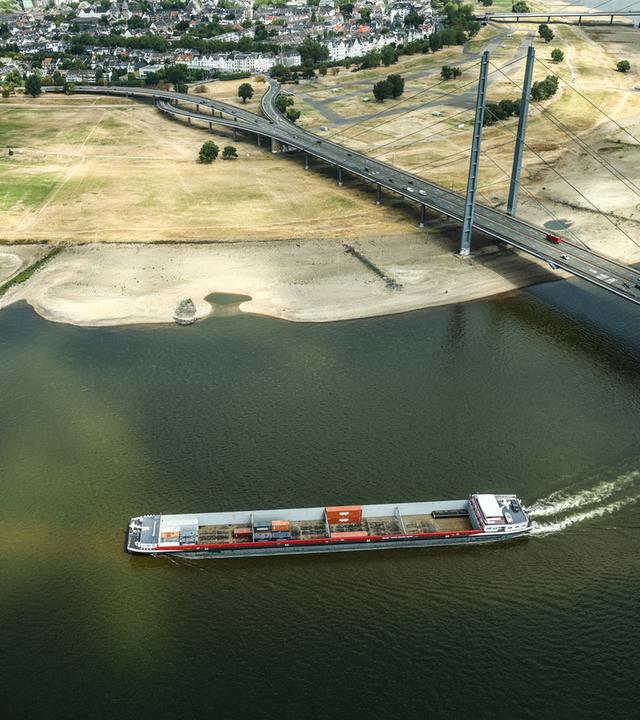 Niedrigwasser am Rhein in Düsseldorf: Containerschiff mit wenig Ladung
