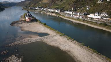 Mittelrheintal: Kaub: Die Zollburg Pfalzgrafenstein, mitten im Rhein ist vom extremen Niedrigwasser umgeben. 
