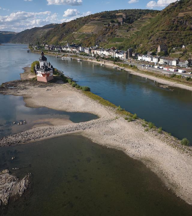 Mittelrheintal: Kaub: Die Zollburg Pfalzgrafenstein, mitten im Rhein ist vom extremen Niedrigwasser umgeben. 