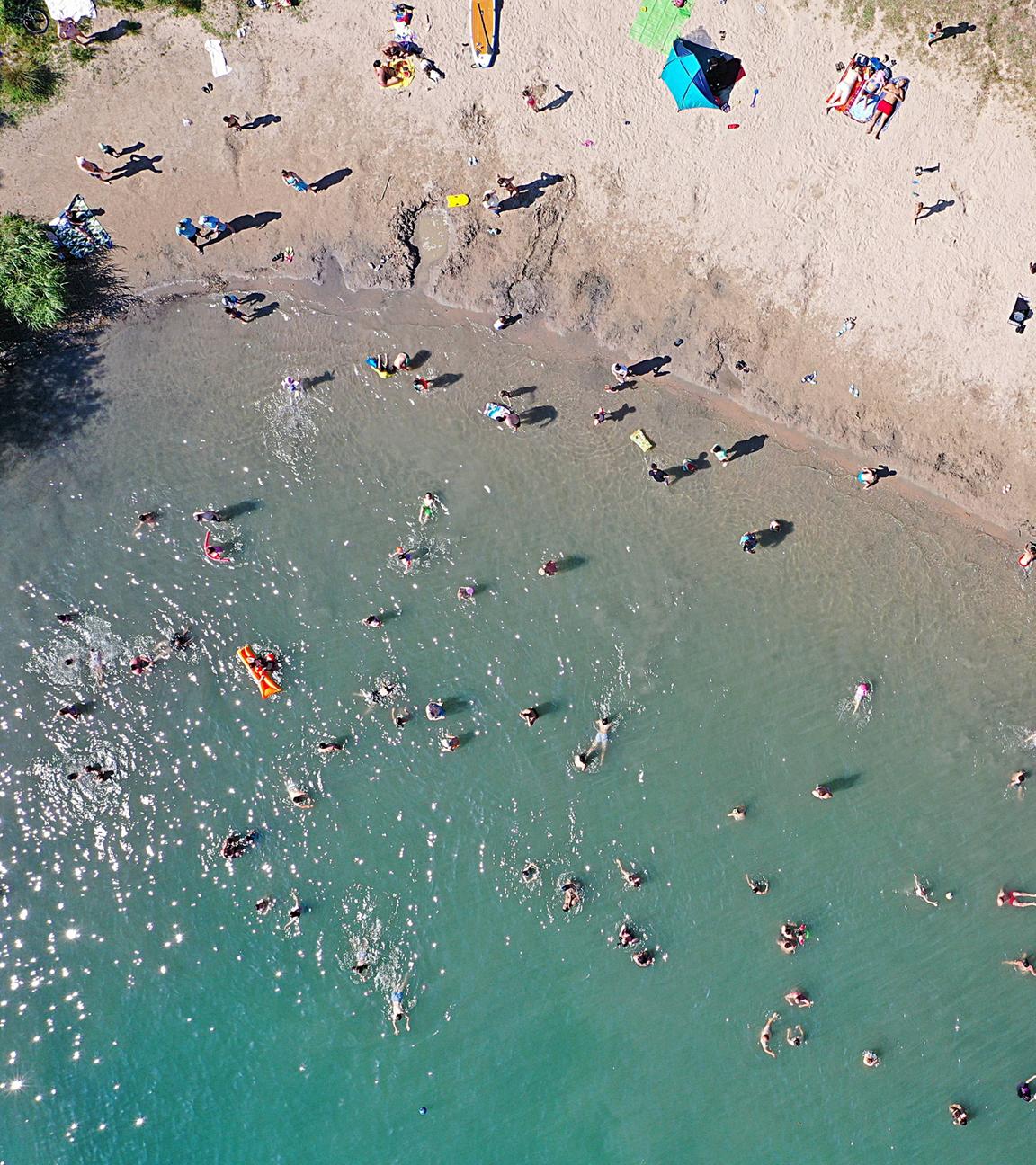 Zahlreiche Besucher am Badesee Rheinau in Mannheim am 19.6.2025.