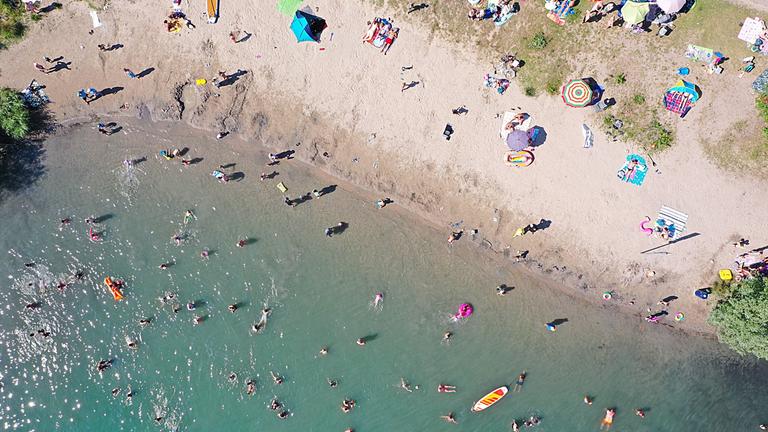 Zahlreiche Besucher am Badesee Rheinau in Mannheim am 19.6.2025.