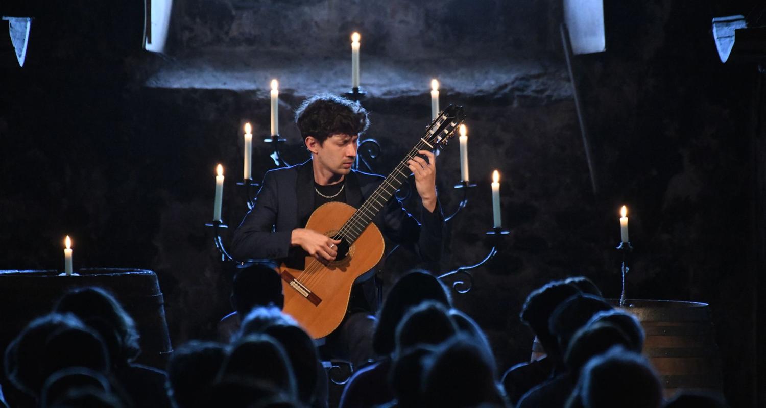 Gitarrist Thibaut Garcia bei einem seiner drei Konzerte während des Rheingau Musik Festivals am 13.07.2025 im Kloster Eberbach, Eltville am Rhein.