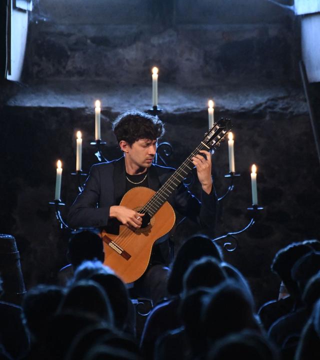 Gitarrist Thibaut Garcia bei einem seiner drei Konzerte während des Rheingau Musik Festivals am 13.07.2025 im Kloster Eberbach, Eltville am Rhein.