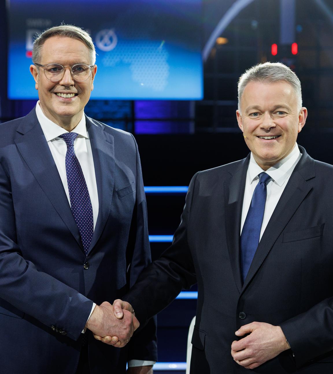 Alexander Schweitzer (l) und Gordon Schnieder geben sich vor einem TV-Duell die Hände