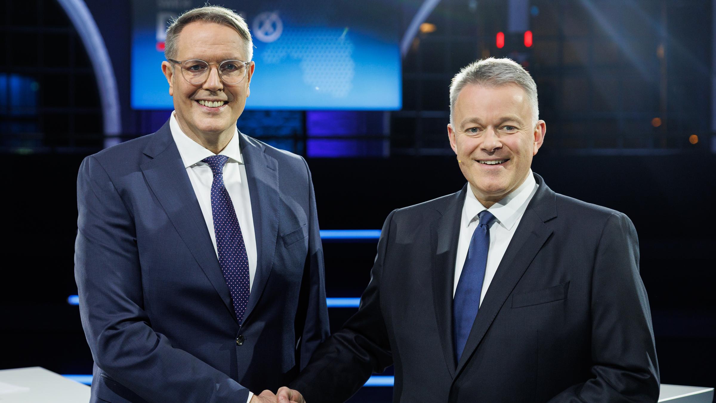 Alexander Schweitzer (l) und Gordon Schnieder geben sich vor einem TV-Duell die Hände