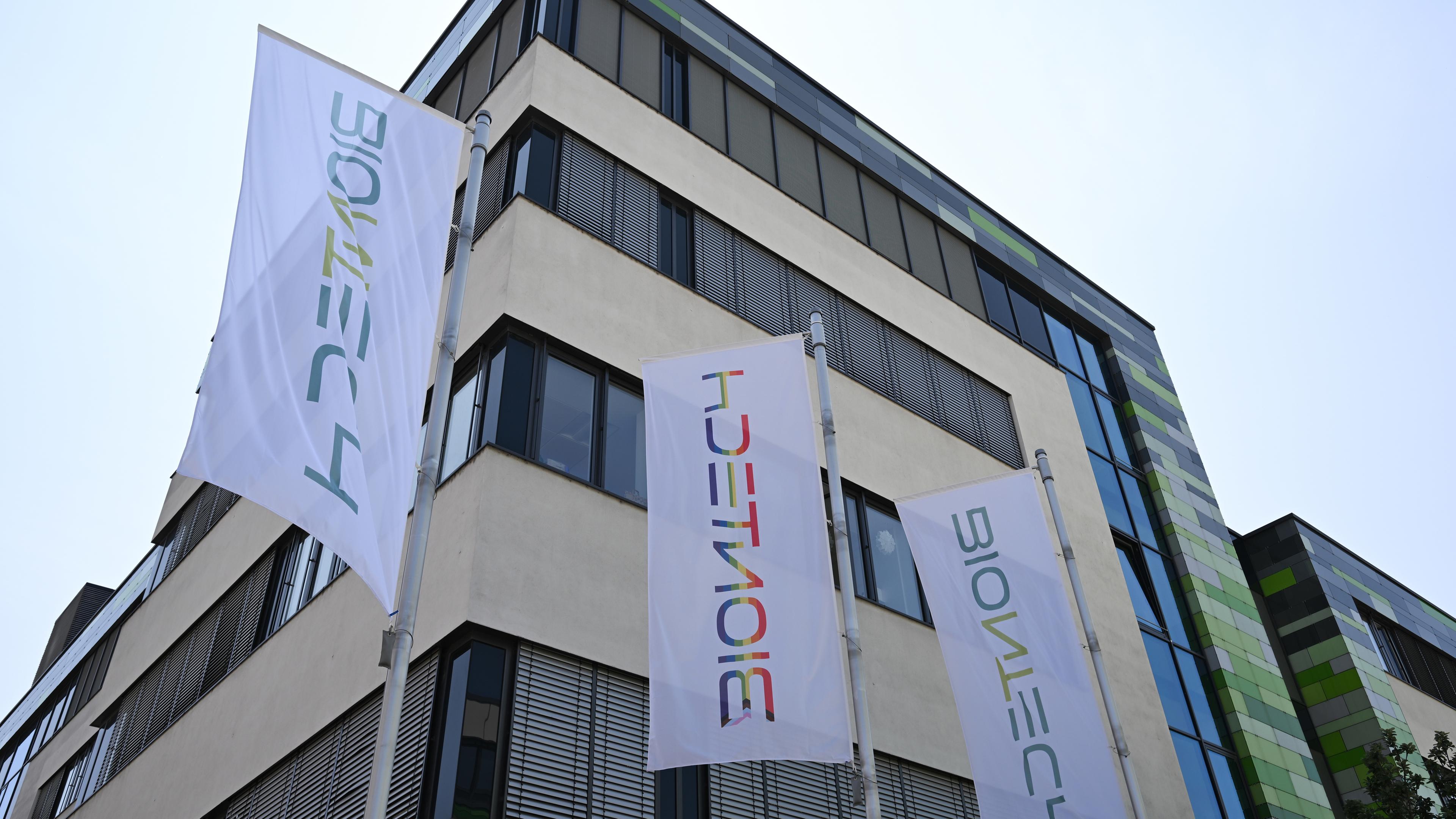 Rheinland-Pfalz, Mainz: Fahnen wehen vor dem Büro- und Laborgebäude des Pharmaunternehmens Biontech.