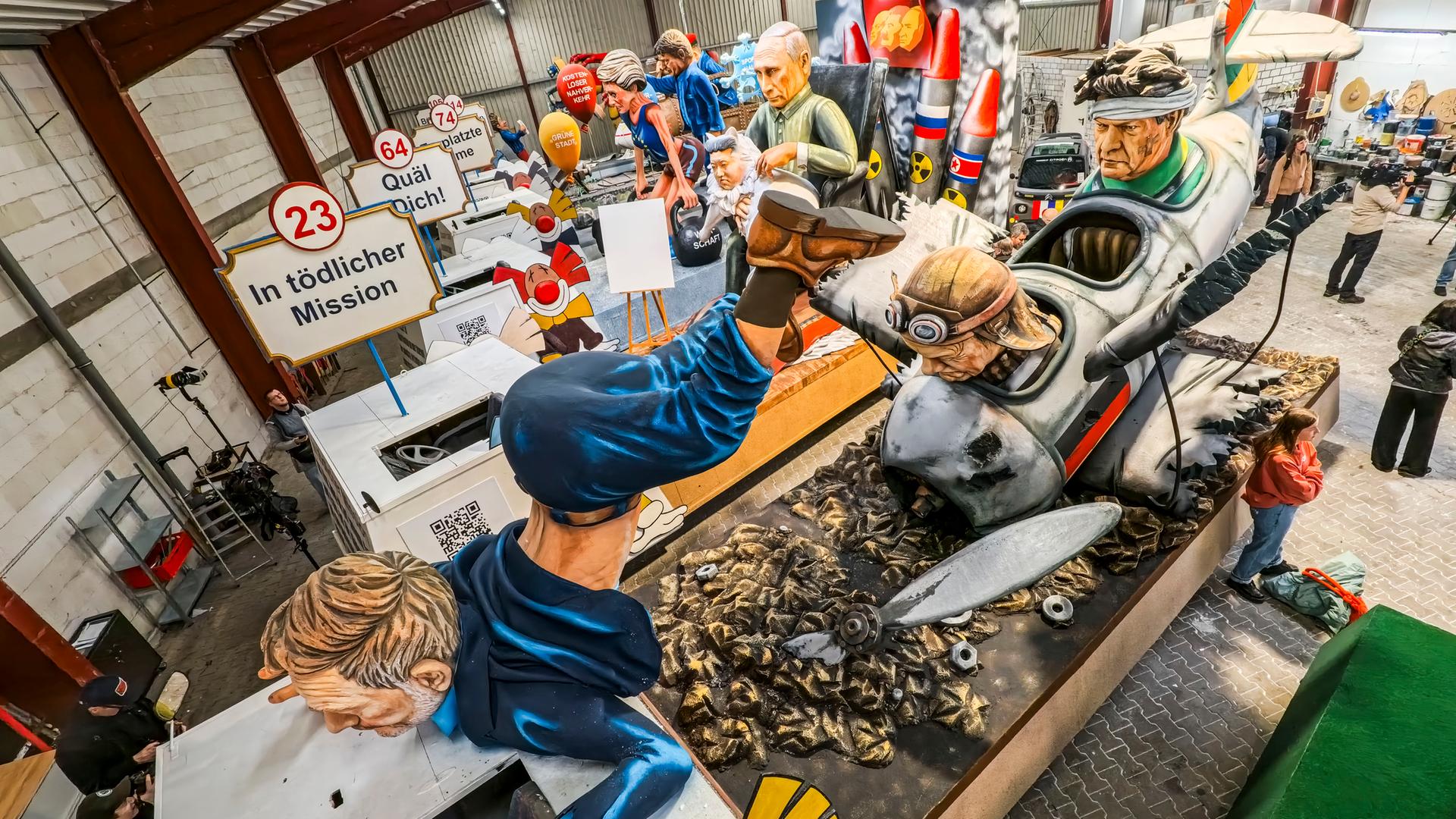 Rheinland-Pfalz, Mainz-Mombach: Der Motivwagen "Bruchpiloten" zeigt eine Darstellung mit dem FDP-Bundesvorsitzenden Christian Lindner (l-r), Bundeskanzler Olaf Scholz und Wirtschaftsminister Robert Habeck als Bruchpiloten mit Bezug zum Aus der Ampelkoalition.