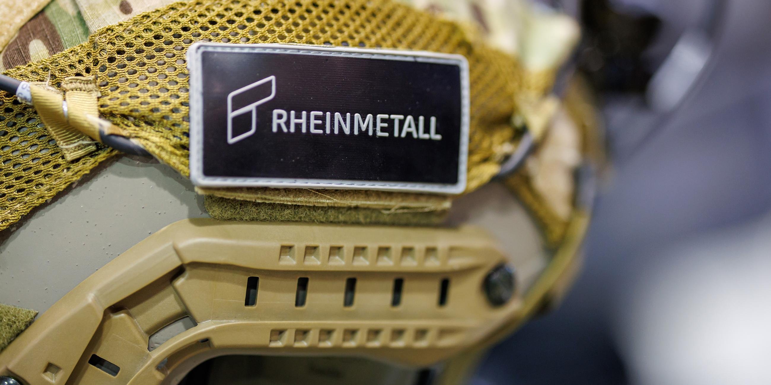Der Logo-Schriftzug des Rüstungskonzerns Rheinmetall ist auf der Fachmesse für Sicherheitstechnologie Enforce Tac einem Helm zu sehen