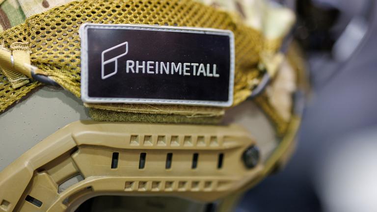 Der Logo-Schriftzug des Rüstungskonzerns Rheinmetall ist auf der Fachmesse für Sicherheitstechnologie Enforce Tac einem Helm zu sehen