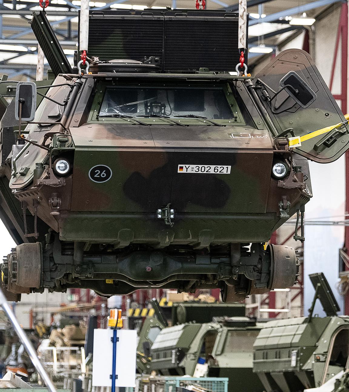 (Archiv) Ein Panzer vom Typ Fuchs schwebt in der Fertigungshalle von Rheinmetall.
