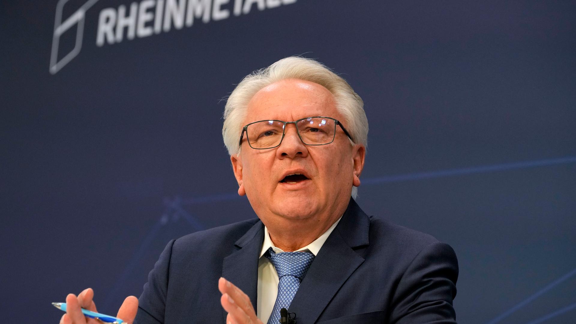Rheinmetall-Chef Papperger vor blauem Hintergrund 