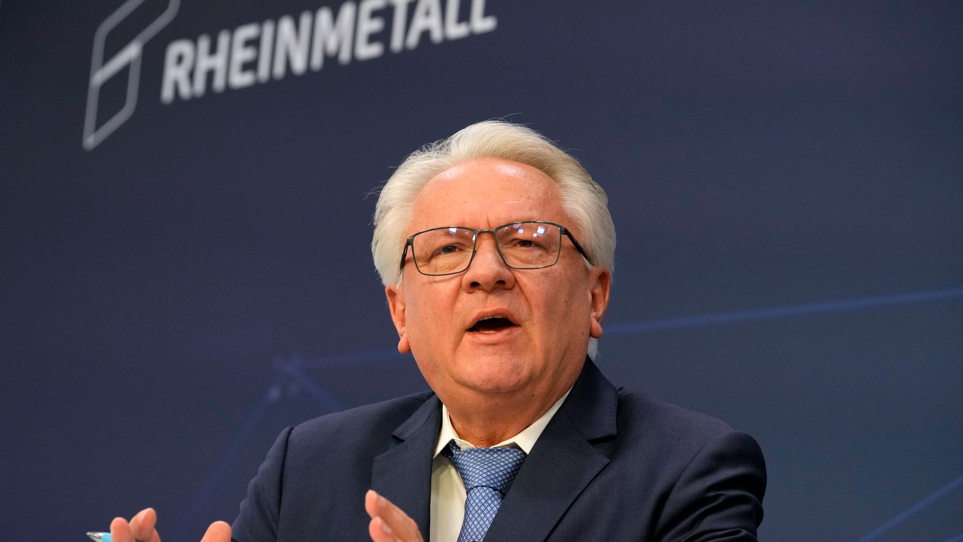 Rheinmetall-Chef Papperger vor blauem Hintergrund 