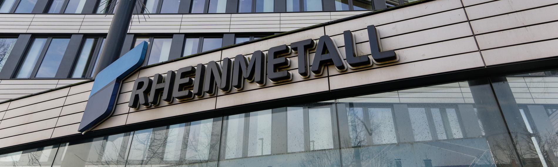  Nordrhein-Westfalen, Düsseldorf: Das Logo der Rheinmetall AG ist auf der Fassade der Firmenzentrale zu sehen.